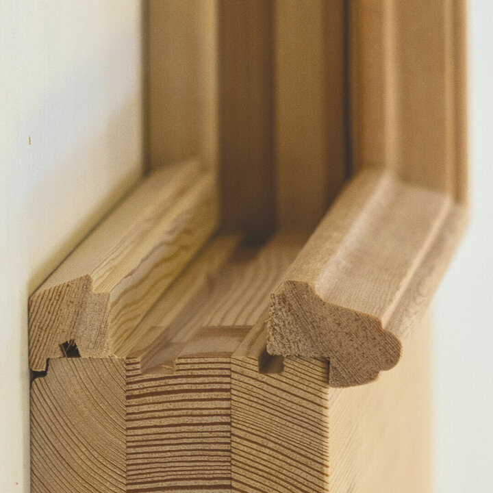 Ein hölzerner Fensterecke zeigt einen exklusiven besonderen Glasnacken.