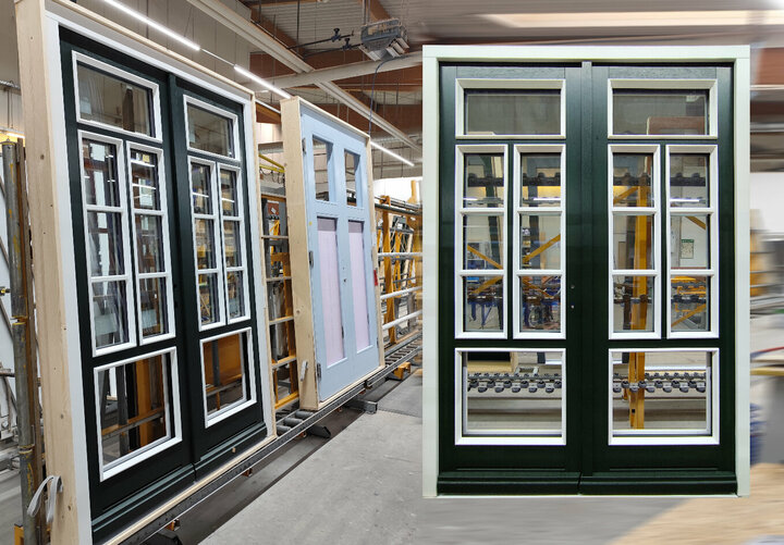 Drei große Türen, zwei dunkle und eine weiße sind in einer Fertigungshalle auf dem Transportband abgestellt. Diese werden für den Versand vorbereitet.