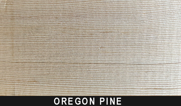 Eine Nahaufnahme der hellbeigen Holzmaserung mit einem etwas dunkleren Farbton in der Mitte und dem Text &quot;OREGON PINE&quot; in fetten weißen Buchstaben.