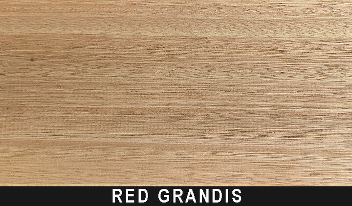 Die hellbraune Holzoberfläche weist ein dezentes Maserungsmuster auf und trägt in fetten weißen Buchstaben den Schriftzug &quot;RED GRANDIS&quot;.