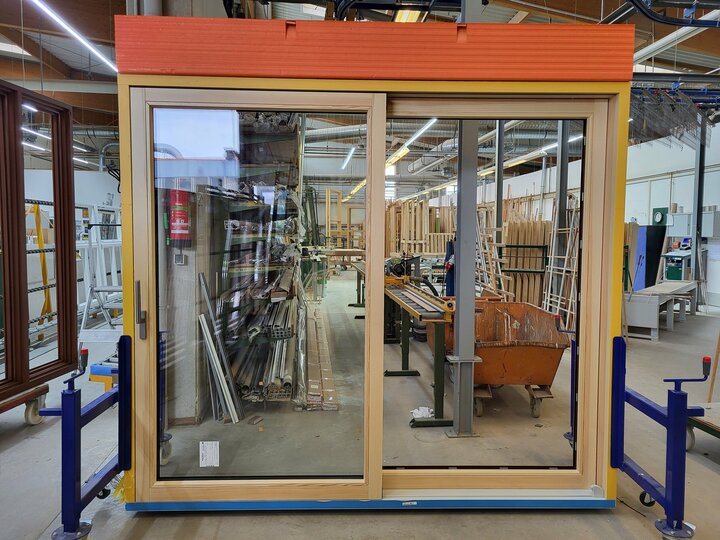 Hebe-Schiebe-Tür mit Rollladenkasten