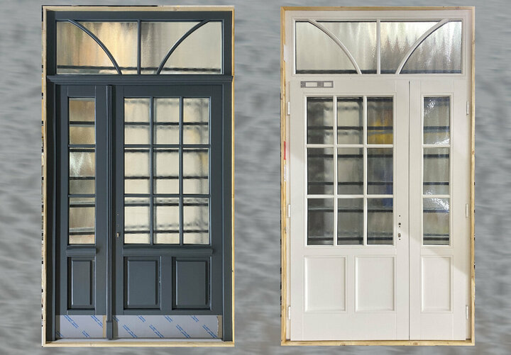 Eine Tür mit Seitenteil und Oberlicht wird von innen (weiß) und außen (grau) gezeigt. Die Verglasung hat viele glasteilende Sprossen.