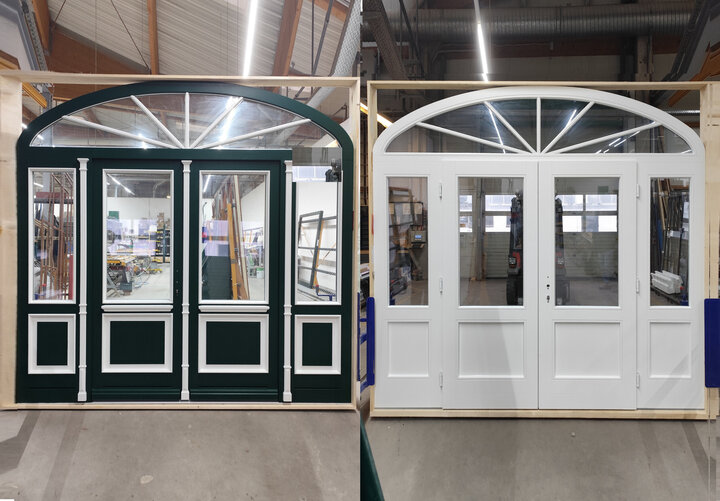 Eine grüne Holztür mit weißer Zierelementen und Oberlicht mit Sprossen. Zusätzlich wir die Tür von der Innenseite in komplett weiß gezeigt.