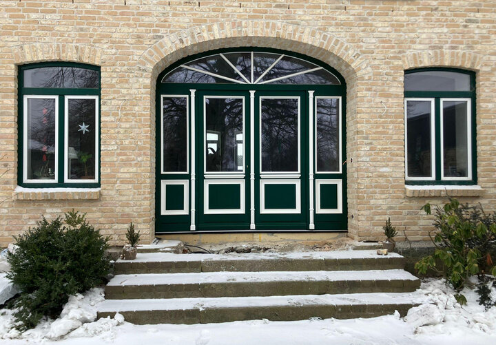Haustüransicht mit Oberlicht und Sprossensonne sowie je einem Fensterelement auf beiden Seiten