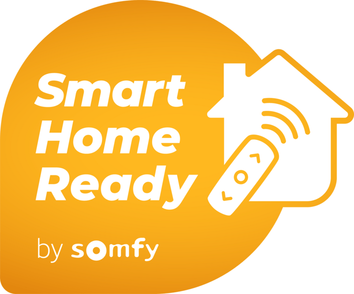 In einem leuchtend orangefarbenen Kreis sind der Schriftzug „Smart Home Ready“ und ein weißes Haussymbol mit einer Fernbedienung zu sehen, ergänzt durch den Schriftzug „by somfy“ in kleinerer Schrift.