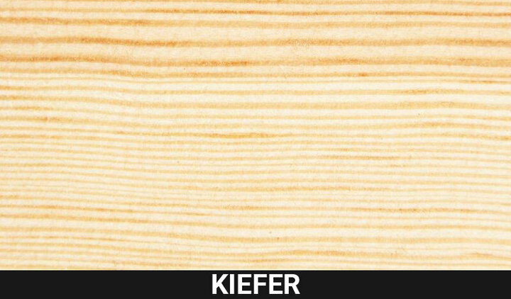 Die Nahaufnahme einer hellbeigen Holzoberfläche zeigt ein sich wiederholendes Muster aus parallelen Linien und das Wort &quot;KIEFER&quot; in fetten schwarzen Buchstaben.