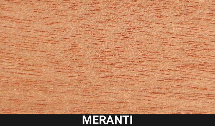 Die Nahaufnahme einer hellbraunen Holzoberfläche zeigt ein strukturiertes Muster aus parallelen Linien, auf dem in fetten schwarzen Buchstaben das Wort MERANTI&quot; steht.
