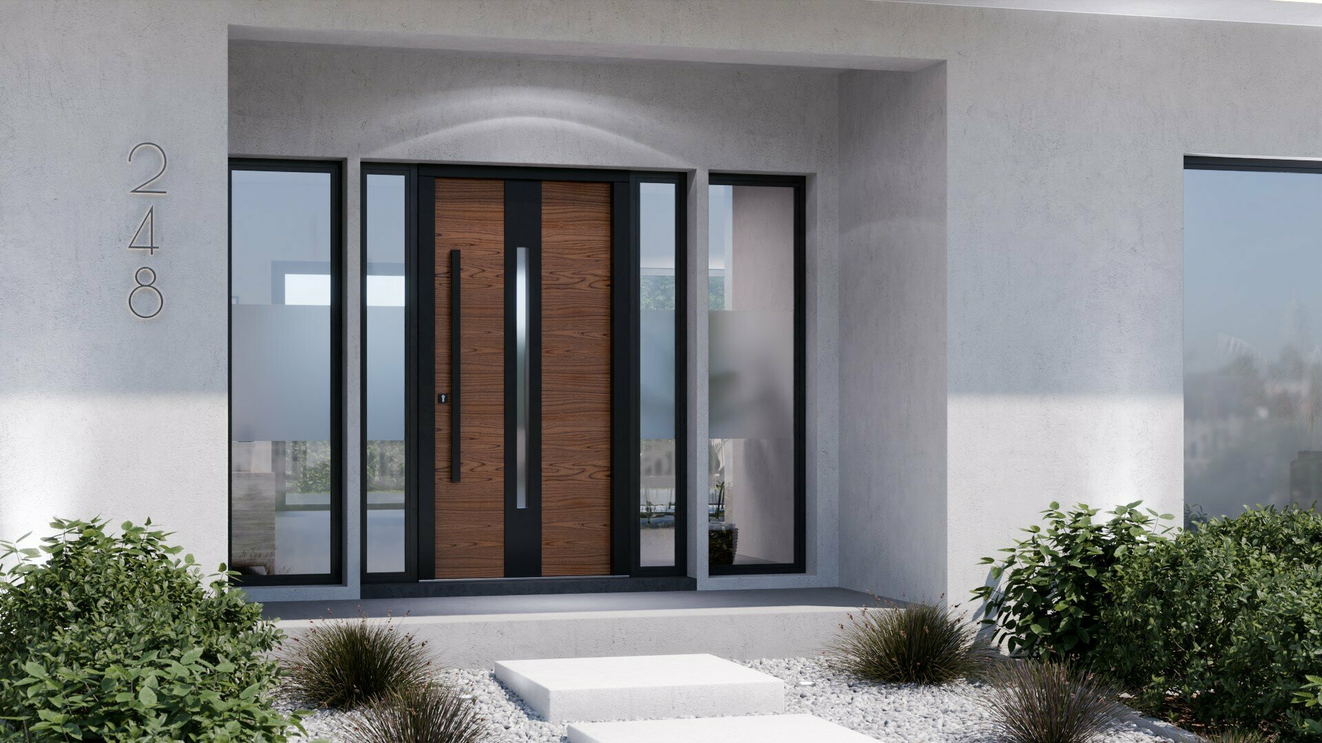 Ein modernes Haus mit einer hölzernen Eingangstür, schwarzem Griff und Glasscheiben ist von einem Kiesweg, Sträuchern und einer Betonmauer mit den Zahlen &quot;24&quot; und &quot;8&quot; umgeben.