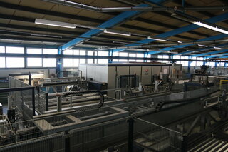 Eine Produktionshalle mit Maschinen zur Fensterfertigung.