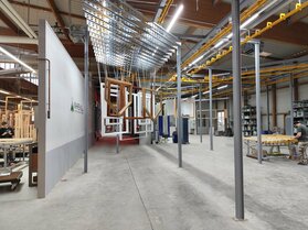 Eine Produktionshalle der Firma MAHREHOLZ. Aufgeräumt und hell.