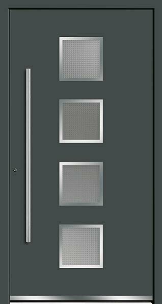 Eine moderne graue Tür mit einem silbernen Griff und vier quadratischen Lichtausschnitten mittig angeordnet.