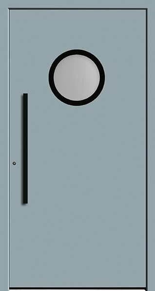 Eine hellblaue Tür mit rundem Lichtausschnitt mittig oben und schwarzem Griff.