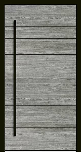 Eine moderne graue Tür mit horizontalen feinen Linien und einem schwarzen Griff ist in einen schwarzen Türrahmen eingefasst.