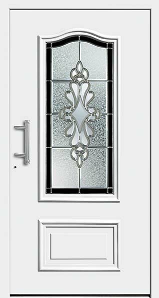Eine weiße klassische Tür mit einer Ornamentglasscheibe mit Applikationen und einer quadratischen Kassette unten. Der klassische Griff befindet sich auf der linken Seite.